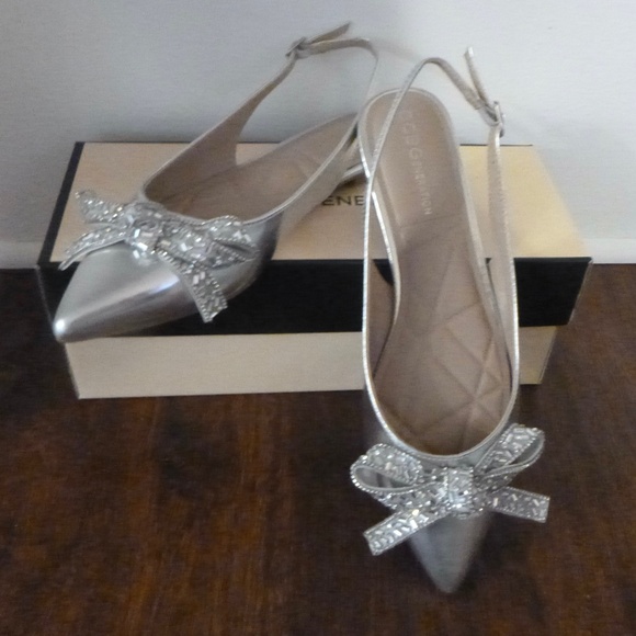 BCBGenerations SILVER KATLY SHOES sz-7 NIB POINTY FLATS - Picture 2 of 11